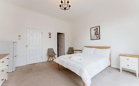 Spacious Ensuite Room Near Top Tourist Attractions
